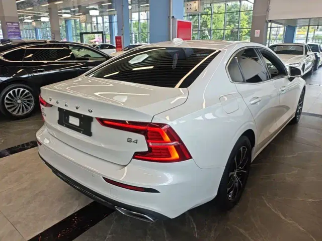 Volvo S60 — Фото автомобиля 6