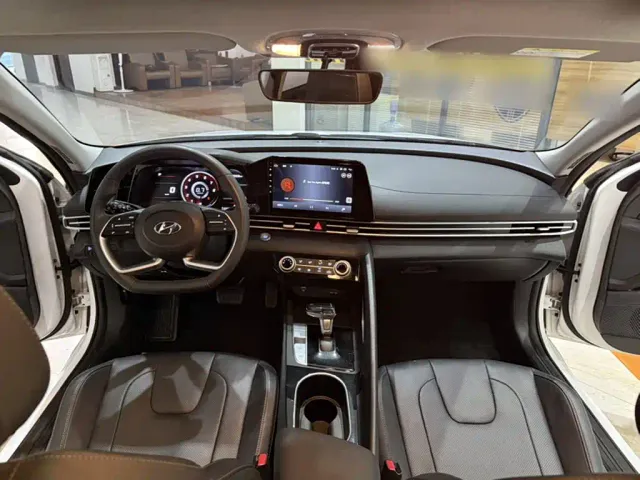 Hyundai Elantra — Фото автомобиля 15