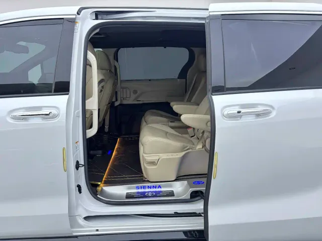 Toyota Sienna — Фото автомобиля 17