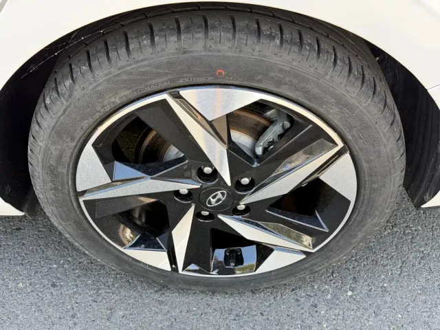 Hyundai Elantra 2022 1.5L CVT LUX Premium Edition — Фото автомобиля 10