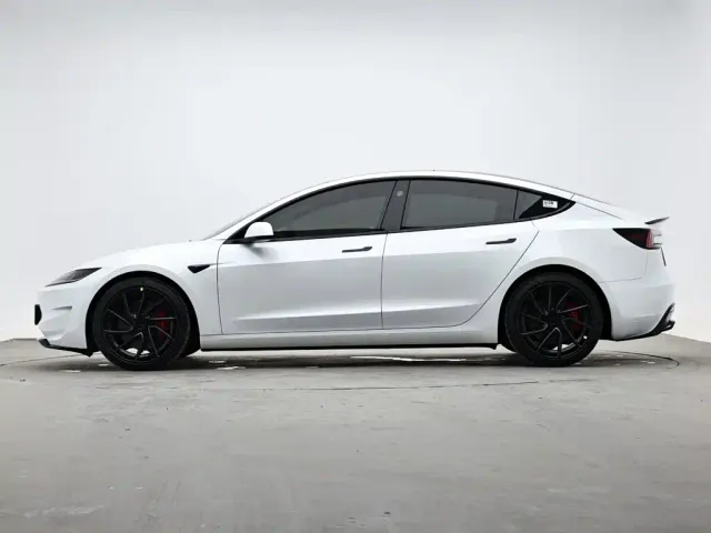 Tesla Model 3 — Фото автомобиля 5