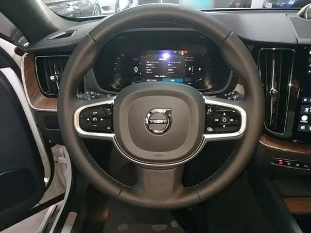 Volvo XC60 — Фото автомобиля 10