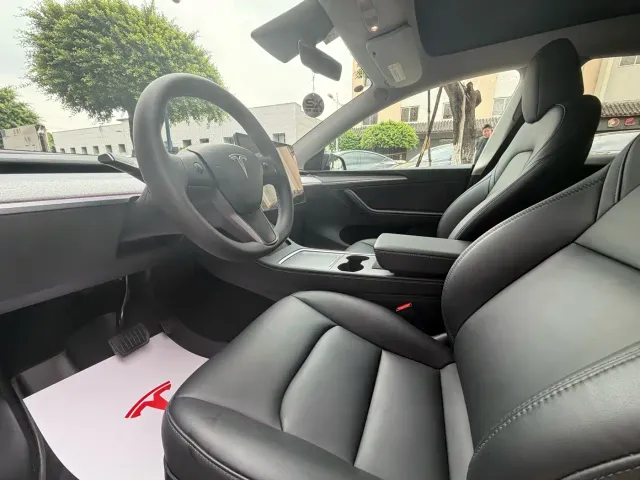 Tesla Model Y — Фото автомобиля 8