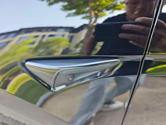 Tesla Model Y — Фото автомобиля 11