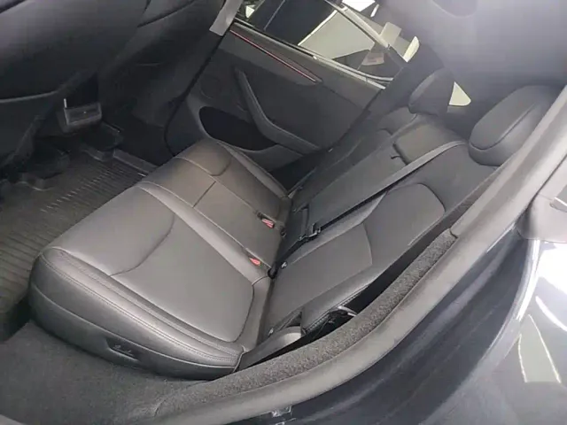 Tesla Model Y — Фото автомобиля 16