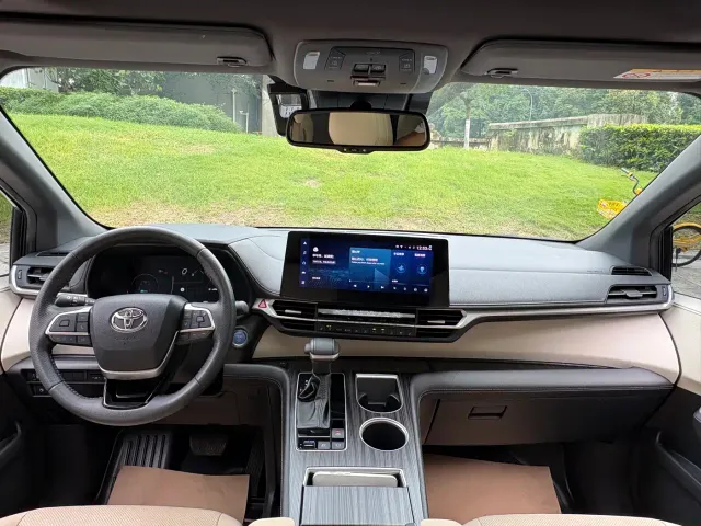 Toyota Sienna — Фото автомобиля 8