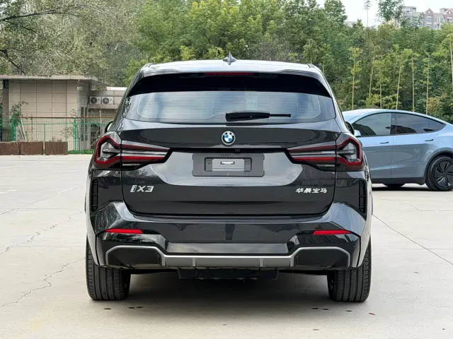 BMW iX3 — Фото автомобиля 8