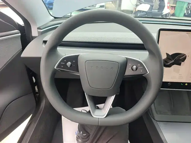 Tesla Model 3 — Фото автомобиля 10