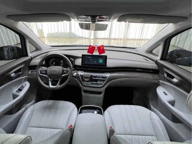 Roewe iMAX8 — Фото автомобиля 12