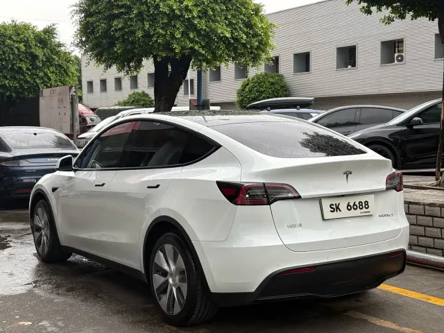Tesla Model Y — Фото автомобиля 5