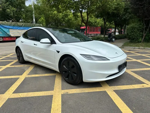 Tesla Model 3 — Фото автомобиля 3