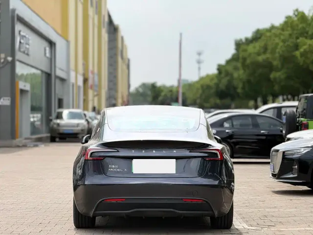 Tesla Model 3 — Фото автомобиля 4
