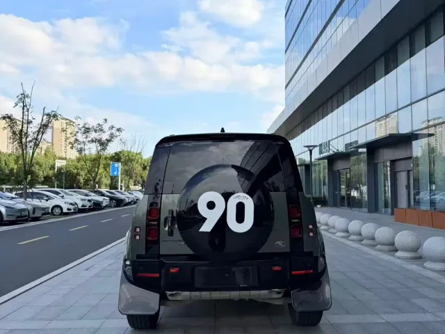Land Rover Defender — Фото автомобиля 4