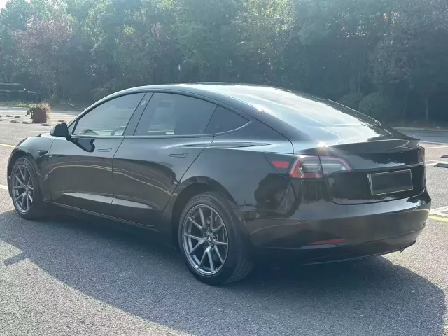 Tesla Model 3 — Фото автомобиля 9