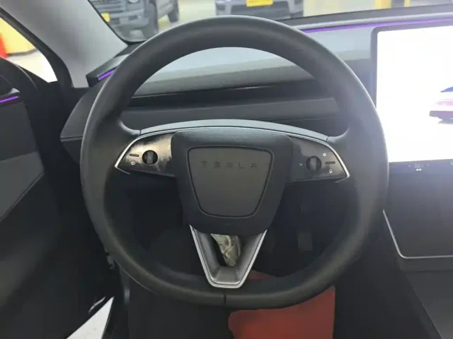 Tesla Model Y — Фото автомобиля 10