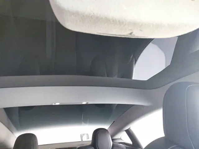 Tesla Model 3 — Фото автомобиля 17