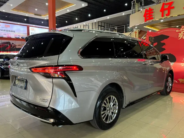 Toyota Sienna — Фото автомобиля 6