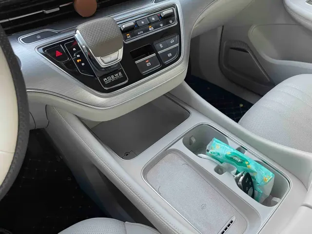 Roewe iMAX8 — Фото автомобиля 11