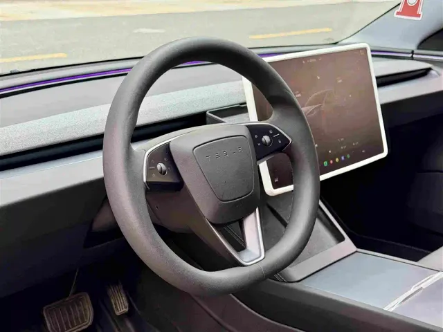 Tesla Model 3 — Фото автомобиля 12