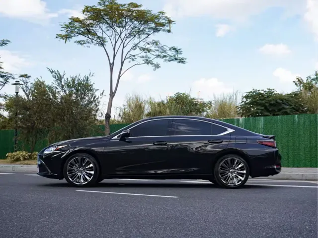 Lexus ES — Фото автомобиля 4