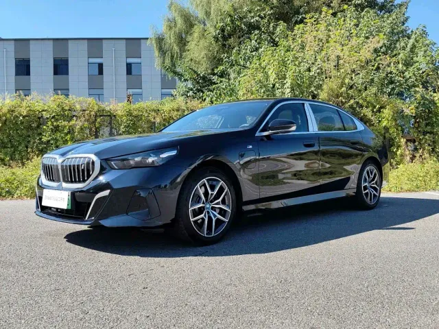 Фотография автомобиля — BMW i5