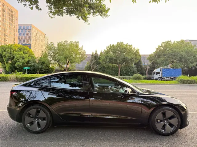 Tesla Model 3 — Фото автомобиля 6