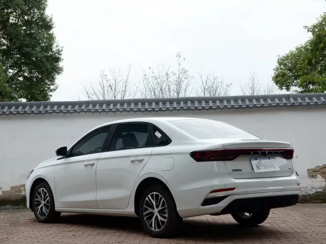 Geely Emgrand — Фото автомобиля 9