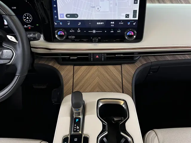 Lexus LM — Фото автомобиля 18