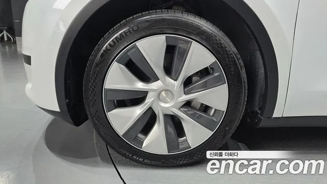 Tesla Model Y — Фото автомобиля 5