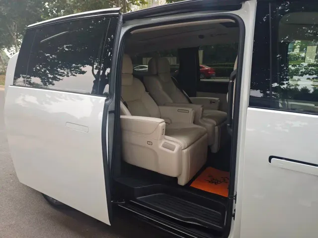 Li Auto MEGA — Фото автомобиля 9
