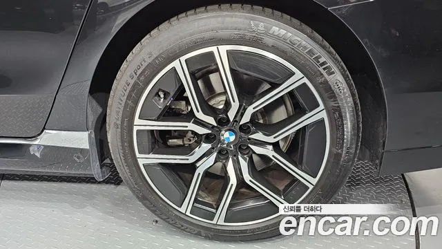 BMW i7 G70 — Фото автомобиля 6
