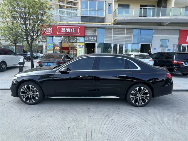 Mercedes-Benz E-Class — Фото автомобиля 3