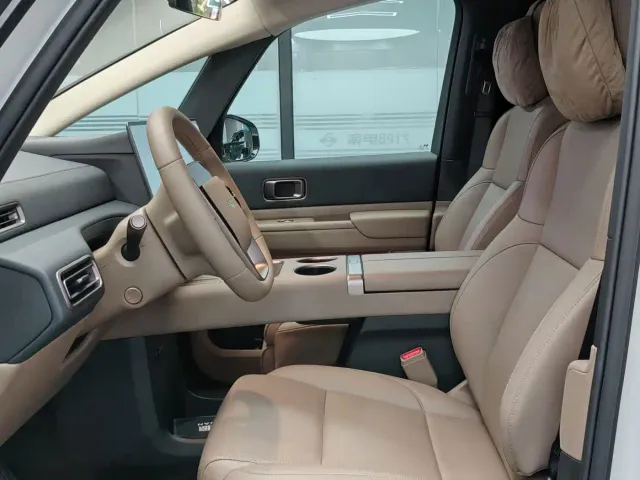Li Auto MEGA — Фото автомобиля 10