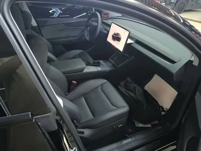 Tesla Model Y — Фото автомобиля 24