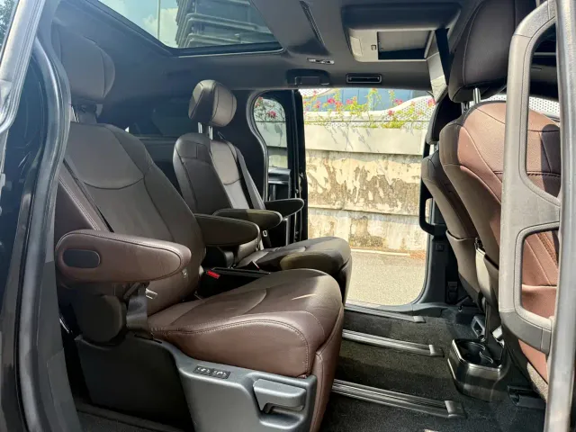 Toyota Sienna — Фото автомобиля 10