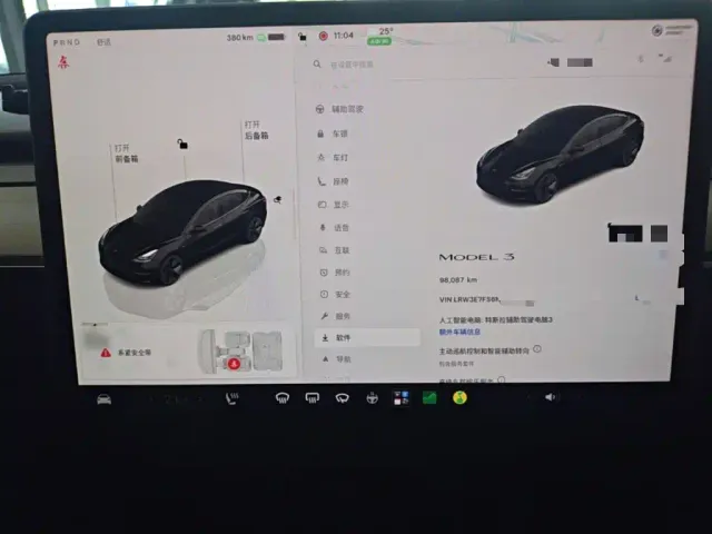 Tesla Model 3 — Фото автомобиля 11