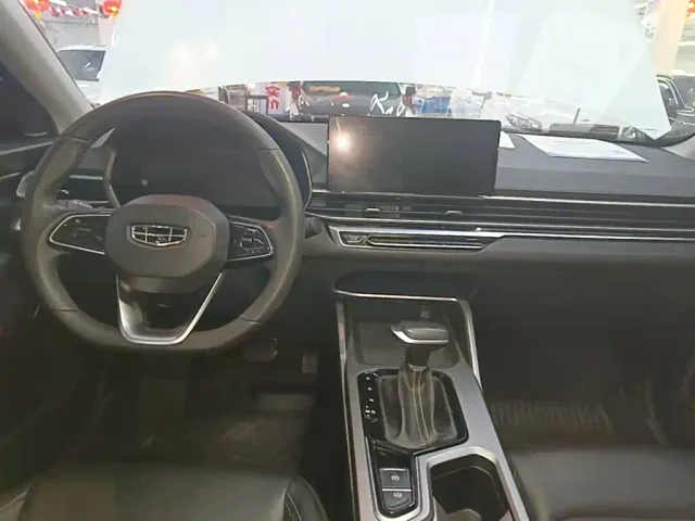 Geely Emgrand — Фото автомобиля 12