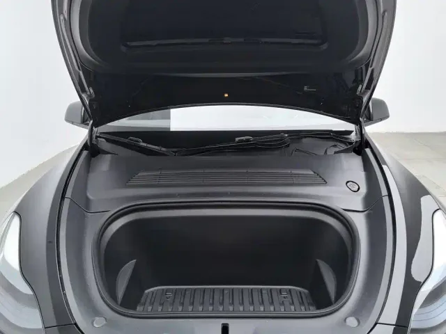 Tesla Model Y — Фото автомобиля 6