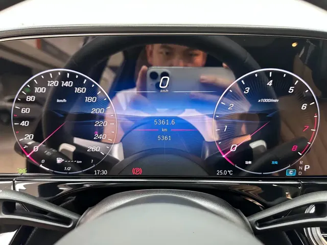 Mercedes-Benz E-Class — Фото автомобиля 24