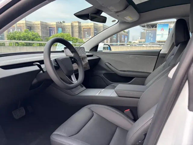 Tesla Model 3 — Фото автомобиля 7