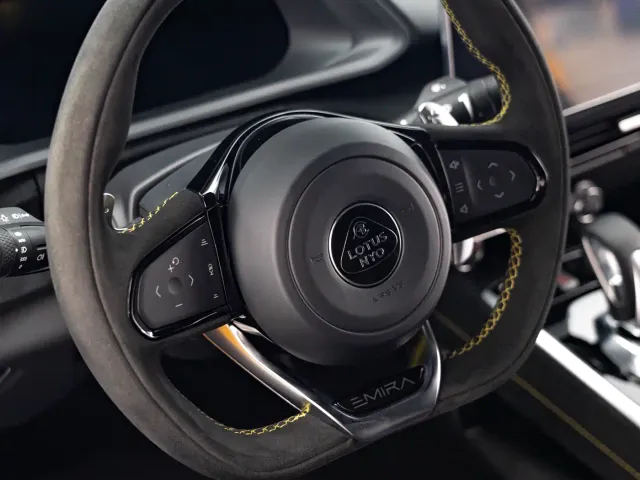 Lotus Emira — Фото автомобиля 9