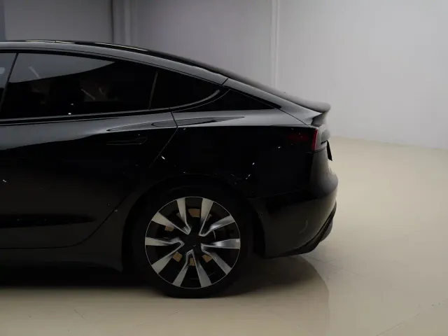 Tesla Model 3 — Фото автомобиля 6