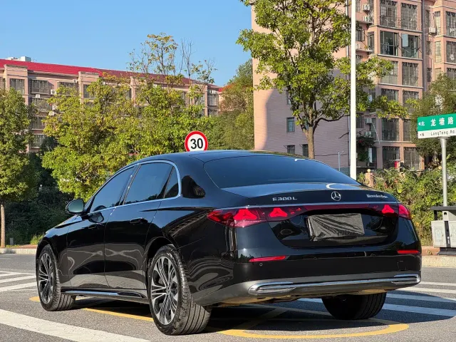 Mercedes-Benz E-Class — Фото автомобиля 6