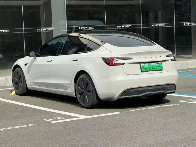 Tesla Model 3 — Фото автомобиля 4