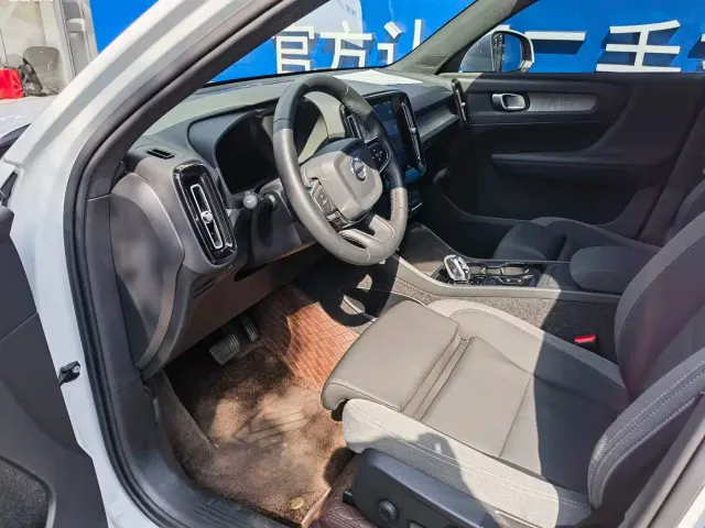 Volvo XC40 — Фото автомобиля 8
