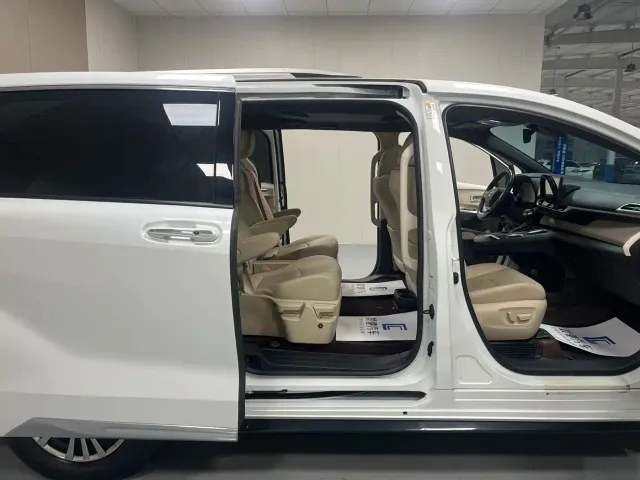 Toyota Sienna — Фото автомобиля 12