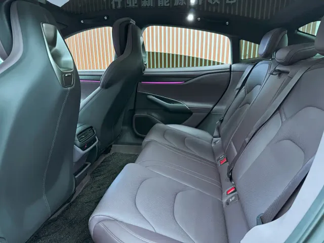 Xiaomi SU7 — Фото автомобиля 8