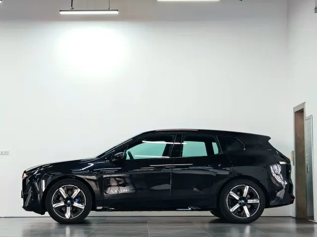 BMW iX — Фото автомобиля 2
