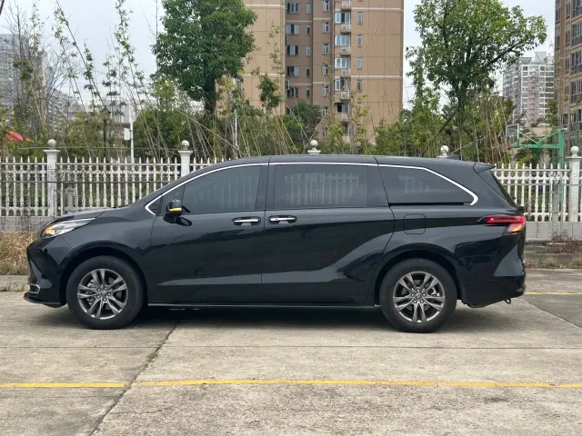 Toyota Sienna — Фото автомобиля 3