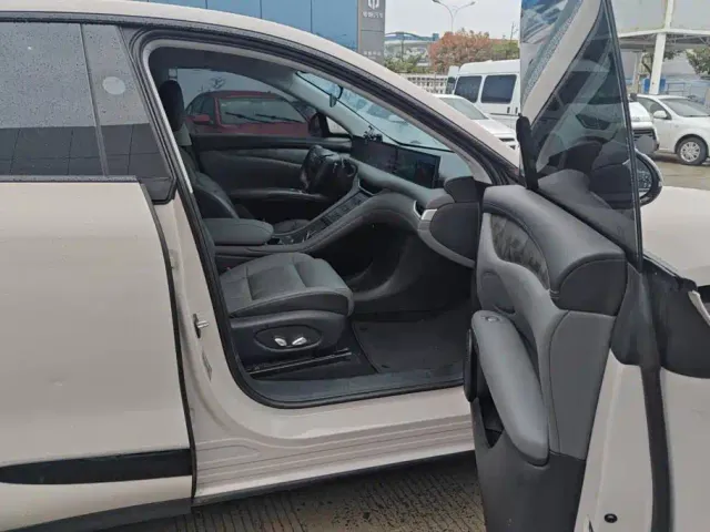 IM Motors LS6 — Фото автомобиля 8